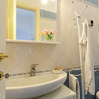 La douche dans la grande salle de bain