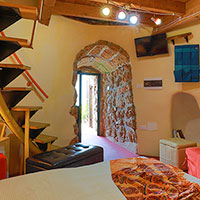 Entr&eacute;e trullo avec canap&eacute; ouvert