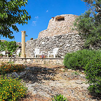 Le Grand Trullo parmi les arbres