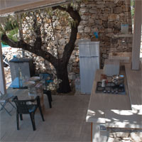 Vue de la cuisine depuis la terrasse du Petit Trullo